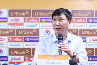 Huấn luyện viên Kim Sang Sik tại buổi họp báo sau trận đấu tối 10/9. (Ảnh: MINH ĐẠT)