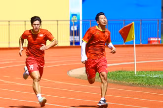 Để nâng cao thể lực cho các cầu thủ, các bài tập chủ yếu được thực hiện tại sân vận động với các nội dung về tốc độ và sức bền. (Ảnh: VFF)