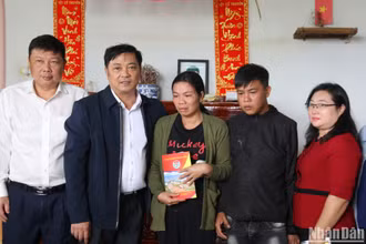 Phó Chủ tịch Ủy ban nhân dân tỉnh Đắk Nông Lê Trọng Yên trao tiền hỗ trợ cho gia đình 4 cháu nhỏ bị đuối nước tại xã Đắk Gằn, huyện Đắk Mil.
