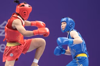 Nguyễn Thị Thu Thuỷ (áo xanh) giành Huy chương Đồng tán thủ hạng 60kg nữ. (Ảnh: Đoàn Thể thao Việt Nam)
