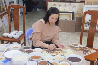 Cơ sở sản xuất tranh gạo Vân Quân chế tạo ra những sản phẩm OCOP tiêu biểu của huyện Sóc Sơn.
