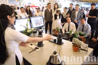 Lãnh đạo tỉnh Đắk Lắk thăm quan và chứng kiến cách pha chế cà-phê của một gian hàng tại Hội chợ triển lãm chuyên ngành cà-phê và sản phẩm OCOP năm 2025.
