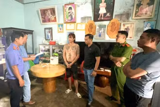 Cơ quan cảnh sát điều tra Công an huyện Ea Kar đọc lệnh giữ người trong trường hợp khẩn cấp và lệnh bắt người trong trường hợp khẩn cấp đối với Ngô Mạnh Toản và Trương Văn Đoàn về hành vi mua bán trái phép chất ma túy.