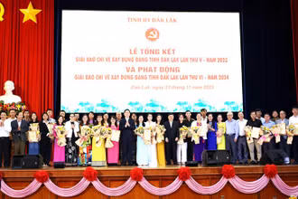 Đồng chí Nguyễn Đình Trung, Ủy viên Trung ương Đảng, Bí thư Tỉnh ủy Đắk Lắk và các đồng chí Thường trực Tỉnh ủy trao giải cho các tác giả và nhóm tác giả đoạt giải.
