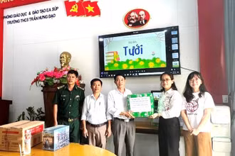 Đồn Biên phòng phối hợp Dự án Tưới-Tốt tươi và các nhà hảo tâm trao tặng 2 kệ sách và 210 cuốn sách cho các em học sinh Trường trung học cơ sở Trần Hưng Đạo, huyện Ea Súp.