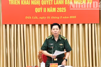 Đại tá Đỗ Quang Thấm, Bí thư Đảng ủy, Chính ủy Bộ đội Biên phòng tỉnh Đắk Lắk phát biểu tại hội nghị.