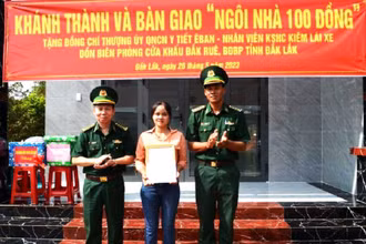 Đại tá Đỗ Quang Thấm, Phó Chính ủy Bộ đội Biên phòng tỉnh Đắk Lắk trao quyết định hỗ trợ gia đình quân nhân Y Tiết Êban.