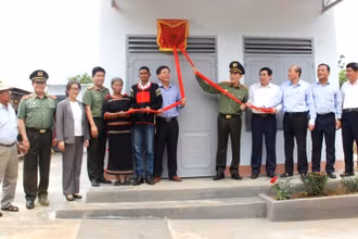 Các đại biểu bàn giao căn nhà tặng hộ ông Y Krêch Ađrơng trú tại buôn Kna A, xã Cư M’gar, huyện Cư M'gar.