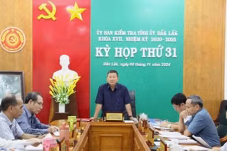 Đồng chí Lê Văn Nghĩa, Ủy viên Ban Thường vụ Tỉnh ủy, Chủ nhiệm Ủy ban Kiểm tra Tỉnh ủy Đắk Lắk chủ trì phiên họp. Ảnh: Duy Tiến
