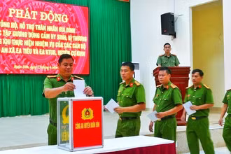 Cán bộ, chiến sĩ Công an huyện Buôn Đôn quyên góp ủng hộ, hỗ trợ thân nhân gia đình các liệt sĩ và đồng đội bị thương trong vụ nhóm đối tượng tấn công trụ sở Ủy ban nhân dân xã Ea Tiêu và Ea Ktur.
