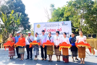 Các đại biểu cắt băng công bố du lịch cộng đồng đối với buôn Trí, xã Krông Na, huyện Buôn Đôn, tỉnh Đắk Lắk.