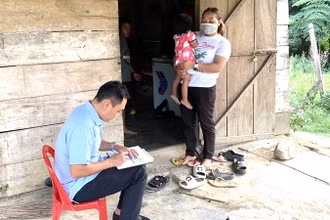 Cán bộ Trung tâm Kiểm soát bệnh tật tỉnh Đắk Lắk kiểm tra thông tin về bệnh viêm não Nhật Bản tại buôn Năng, xã Cư Prao, huyện M’Đrắk. (Ảnh: Mai Lê).