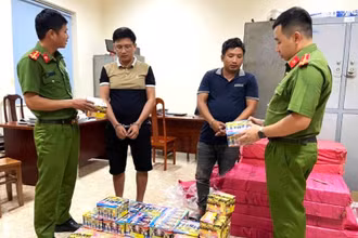 Đối tượng Nguyễn Sỹ Hùng (người đeo kính) cùng tang vật tại cơ quan Công an. 