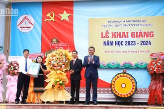 Phó Bí thư Tỉnh ủy Đắk Lắk Y Biêr Niê tặng lẵng hoa và quà của Thường trực Tỉnh ủy chúc mừng thầy và trò nhà trường nhân dịp lễ khai giảng năm học 2023-2024.