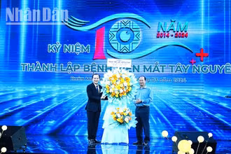 Các cơ quan, đơn vị tặng hoa chúc mừng Bệnh viện mắt Tây Nguyên nhân kỷ niệm 10 năm thành lập.