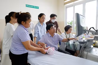 Trẻ sơ sinh được khám sàng lọc bệnh tim bẩm sinh miễn phí tại chương trình.