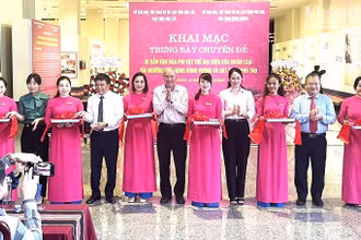 Các đại biểu cắt băng khai mạc trưng bày chuyên đề Di sản văn hóa phi vật thể của nhân loại “Tín ngưỡng thờ cúng Hùng Vương và Hát Xoan Phú Thọ”.