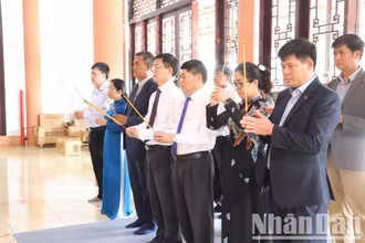 Các đồng chí lãnh đạo Tỉnh ủy, Hội đồng nhân dân, Ủy ban nhân dân, Ủy ban Mặt trận Tổ quốc Việt Nam tỉnh Đắk Lắk, Đoàn đại biểu Quốc hội tỉnh Đắk Lắk dâng hương tưởng nhớ Chủ tịch Hồ Chí Minh, Đại tướng Võ Nguyên Giáp và các anh hùng liệt sĩ đã trọn đời vì dân, vì nước, vì độc lập tự do của Tổ quốc tại Đền thờ liệt sĩ tỉnh.