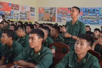 Đoàn viên, thanh niên là chiến sĩ mới nêu ý kiến với lãnh đạo Bộ Chỉ huy Bộ đội Biên phòng tỉnh Đắk Lắk tại buổi đối thoại.