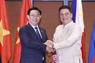 Chủ tịch Thượng viện Philippines Juan Miguel Zubiri và Chủ tịch Quốc hội Vương Đình Huệ tại hội đàm. (Ảnh: Doãn Tấn/TTXVN)