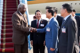 Phó Chủ tịch Quốc hội Nguyễn Đức Hải, Thứ trưởng Bộ Ngoại giao Hà Kim Ngọc cùng nhiều quan chức hai nước đón Chủ tịch Quốc hội Esteban Lazo Hernandez tại Sân bay quốc tế Nội Bài. (Ảnh: TTXVN)
