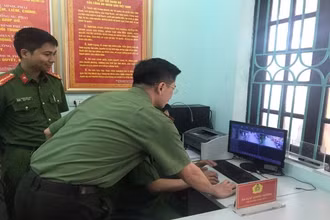 Công an huyện Ứng Hòa kiểm tra dữ liệu từ hệ thống camera giám sát an ninh trật tự. (Ảnh Công an thành phố Hà Nội) 