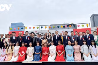 Ban tổ chức, đại biểu, khách mời tại lễ khai mạc. (Ảnh: vov.vn)