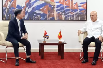 Đồng chí Roberto Morales Ojeda, Ủy viên Bộ Chính trị, Thường trực Ban Bí thư Đảng Cộng sản Cuba tiếp Chủ tịch Hội Nông dân Việt Nam Lương Quốc Đoàn. (Ảnh: dangcongsan.org.vn) 