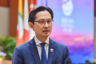 Thứ trưởng Ngoại giao Đỗ Hùng Việt trả lời phỏng vấn báo chí về kết quả Hội nghị cấp cao ASEAN 43 và các Hội nghị cấp cao liên quan. (Ảnh: Anh Sơn)