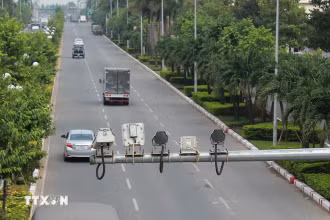 Các camera và máy đo tốc độ được gắn tại các trục đường, giao lộ. (Ảnh: TTXVN)
