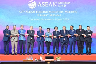Các Bộ trưởng Ngoại giao ASEAN chụp ảnh chung. (Ảnh:TTXVN)