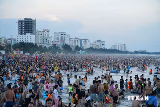Các bãi biển ở Bắc Trung Bộ thường xuyên quá tải vào mùa hè, nhưng ít khách thời gian còn lại trong năm. Trong ảnh: Đông khách tắm biển tại Sầm Sơn, Thanh Hóa. (Ảnh: TTXVN)