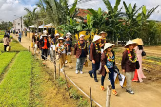 Khách du lịch tham quan làng rau Trà Quế, tỉnh Quảng Nam. (Ảnh: H.T)
