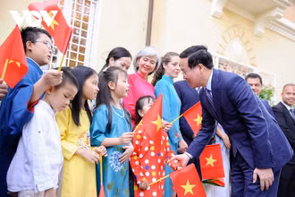 Chủ tịch nước Võ Văn Thưởng trò chuyện, động viên con em kiều bào tại Italia. (Ảnh: vov.vn)