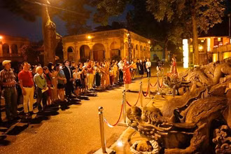 Tour khám phá Hoàng thành Thăng Long về đêm mang đến nhiều trải nghiệm mới mẻ cho du khách. (Ảnh: Phạm Chiểu)