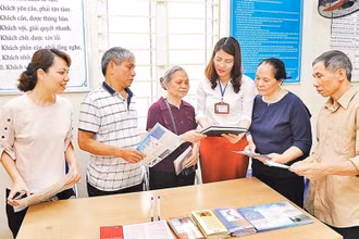 Cán bộ UBND phường Giáp Bát, quận Hoàng Mai (Hà Nội) tiếp xúc, đối thoại, giải quyết các kiến nghị, bức xúc của nhân dân. (Ảnh: ÐĂNG KHOA)