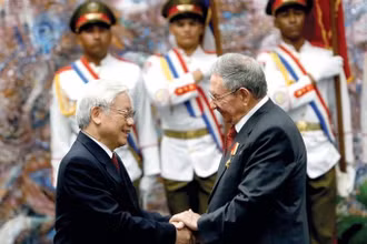 Tổng Bí thư Nguyễn Phú Trọng gặp Bí thư Thứ nhất Ban chấp hành Trung ương Đảng Cộng sản Cuba, Chủ tịch Hội đồng Nhà nước và Hội đồng Bộ trưởng Cộng hòa Cuba Raul Castro Ruz trong chuyến thăm cấp nhà nước đến Cuba, tháng 3/2018. (Ảnh: Bộ Ngoại giao)