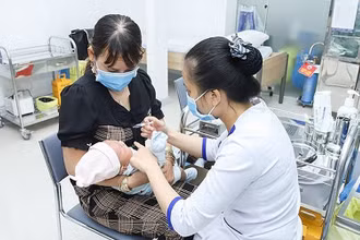 Tiêm vaccine trong chương trình tiêm chủng mở rộng là biện pháp phòng ngừa bệnh an toàn và hiệu quả dành cho trẻ. (Ảnh: ST)