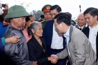 Chủ tịch nước Võ Văn Thưởng với nhân dân xã Thanh Thủy, huyện Thanh Chương, tỉnh Nghệ An. (Ảnh: Thống Nhất/TTXVN) 