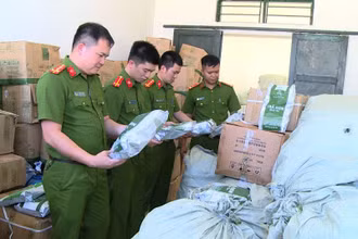 Công an Thanh Hóa kiểm tra lô hàng hóa tang vật.
