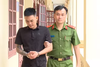 Công an áp giải đối tượng có hành vi giết người.