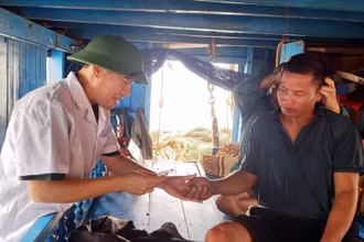 Quân y Biên phòng chăm sóc, theo dõi sức khỏe người gặp nạn trên biển.