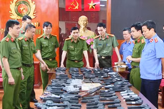 Các cơ quan chức năng tịch thu các loại vũ khí tang vật.