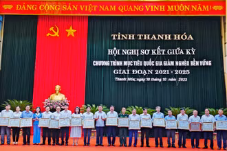 Lãnh đạo tỉnh Thanh Hóa trao tặng Bằng khen cho các tập thể có thành tích xuất sắc trong thực hiện mục tiêu giảm nghèo bền vững.