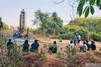 Người dân thôn Đức Hưng, xã Ia Nan trông chờ nước giếng khoan.