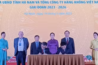 Ông Trịnh Ngọc Thành, Phó Tổng Giám đốc Vietnam Airlines và Ông Trương Quốc Huy, Phó Bí thư Tỉnh ủy, Chủ tịch UBND tỉnh ký và trao đổi biên bản hợp tác toàn diện.