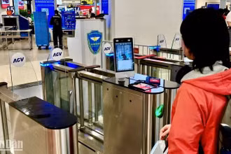 Hành khách có tài khoản định danh mức 2 có thể đăng nhập ứng dụng VNeID, đặt mua vé bay Vietjet và làm thủ tục check-in trực tuyến và xác thực sinh trắc học (eKYC) để qua cửa an ninh cũng như cửa ra tàu bay.
