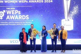Vietnam Airlines cùng các đơn vị nhận giải thưởng tại Lễ trao giải Thực hiện Nguyên tắc Trao quyền cho Phụ nữ.