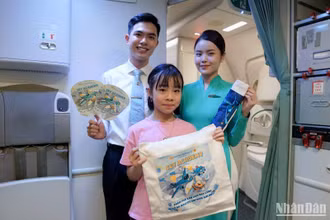 Hình ảnh nhân vật mascot đáng yêu được in trên túi, quạt.