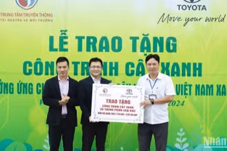 Lễ trao tặng Chương trình “Một tỷ cây xanh – Vì Việt Nam xanh” năm 2024.